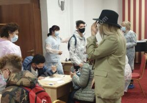 Read more about the article Tinerii din Consiliul Județean al Elevilor Dâmbovița susțin Maratonul vaccinării de la Biblioteca Județeană!