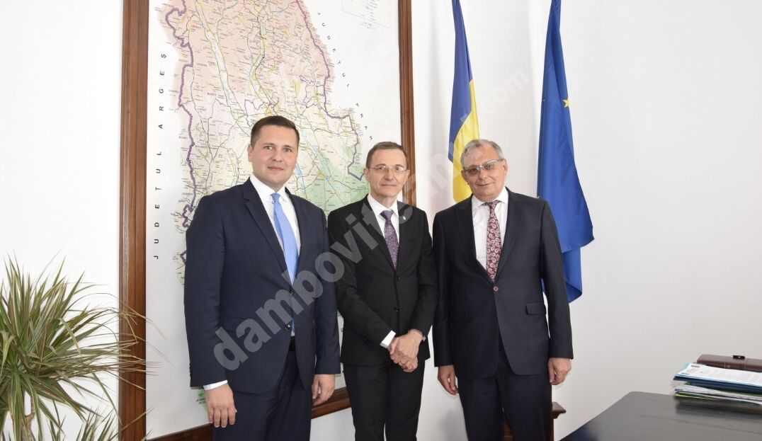 You are currently viewing Președintele Academiei Române, acad. prof. univ. dr. Ioan Aurel Pop, întâlnire la sediul Consiliului Județean Dâmbovița cu președintele Corneliu Ștefan