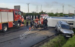 Read more about the article Tragedie la Aninoasa! Un microbuz cu elevi a fost lovit frontal! Șoferul a murit!