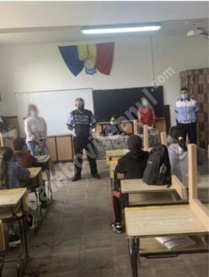 Read more about the article Sesiune pentru informarea elevilor din localitățile dâmbovițene Cornățelu și Costeștii din Vale