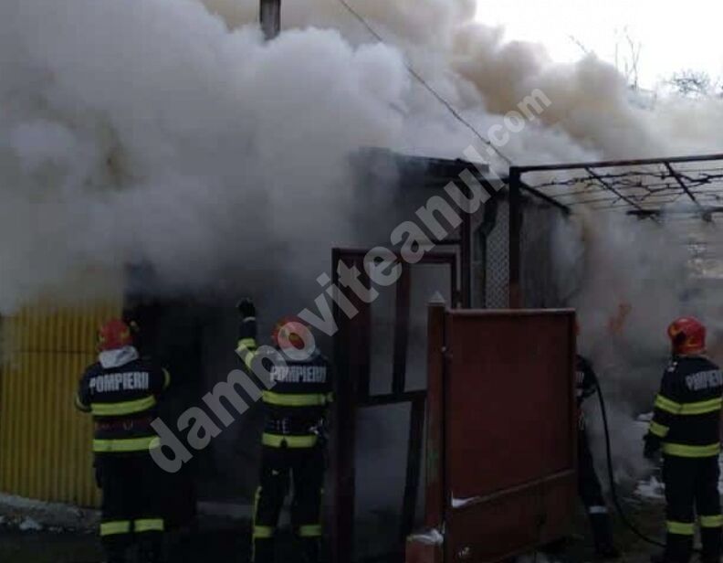 You are currently viewing DÂMBOVIȚA: Incendiu la o gospodărie, cauzat de o defecțiune la centrala termică! Pompierii au intervenit!