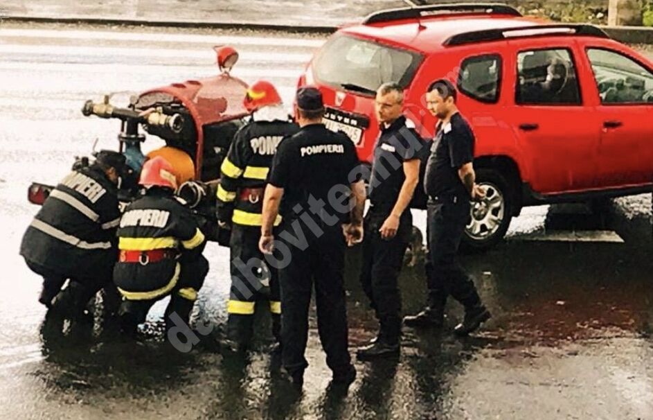 You are currently viewing Pompierii dâmbovițeni se află în misiune în Vrancea, în zone afectate de inundații
