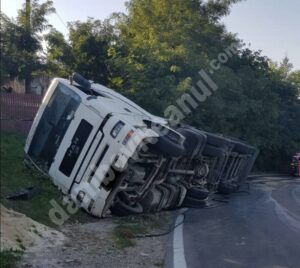 Read more about the article Un camion s-a răsturnat în localitatea Vânătorii Mici! O persoană a fost rănită!