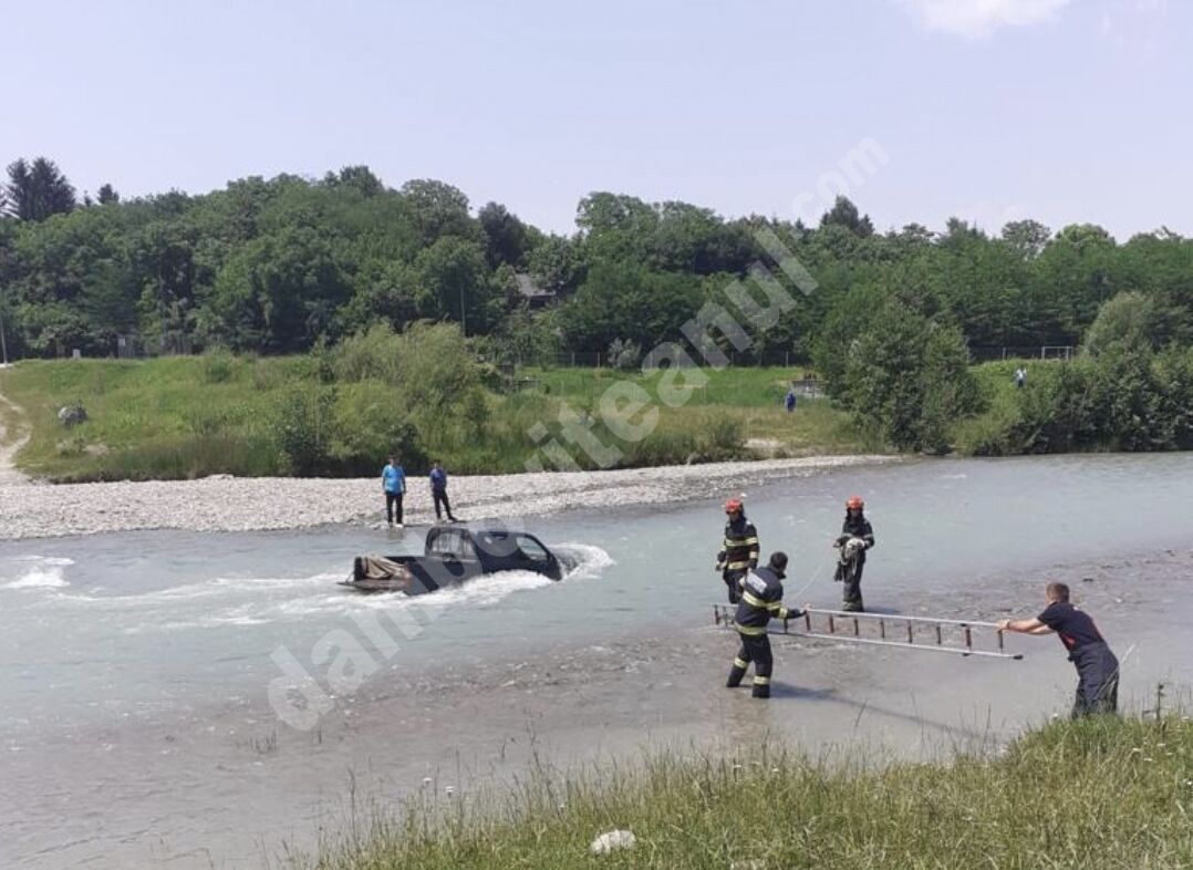 You are currently viewing Două persoane s-au aflat la un pas de înec, în timp ce spălau un autoturism în râul Teleajen!