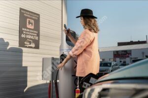 Read more about the article ENEL X ROMÂNIA ȘI MEGA IMAGE, PARTENERIAT PENTRU EXTINDEREA INFRASTRUCTURII DE MOBILITATE ELECTRICĂ PRIN INSTALAREA DE NOI PUNCTE DE ÎNCĂRCARE A VEHICULELOR ELECTRICE