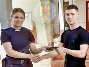 Read more about the article Portofel cu acte și bani înapoiat de jandarmii dâmbovițeni unui elev