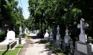 Read more about the article Ce scriem pe crucea așezată la mormânt?