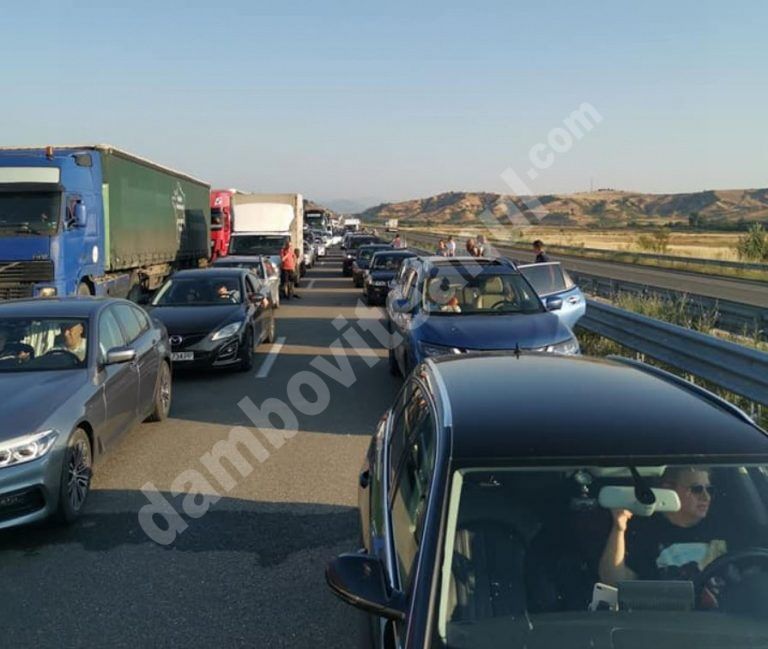 You are currently viewing Cozi de kilometri, la intrarea în Grecia. Românii plecați în vacanță au așteptat câteva ore pentru a trece granița la Kulata-Promachonas