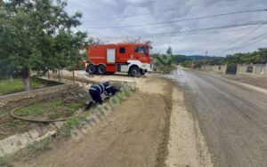 Read more about the article DN 72 a fost inundat, astăzi, de noroi în localitatea dâmbovițeană Gemenea