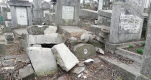 Read more about the article Monumente funerare din cimitirul evreiesc din Ploieşti au fost vandalizate. Poliţia a deschis o anchetă
