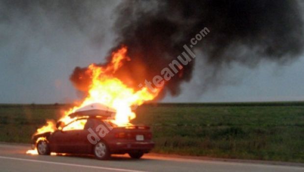You are currently viewing O maşină a luat foc pe Autostrada A1; pasagerii au sărit din mers