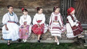 Read more about the article Instituțiile dâmbovițene de cultură marchează, astăzi, Ziua Internațională a Iei