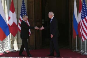 Read more about the article Putin și Biden și-au dat mâna înainte de a intra la discuții