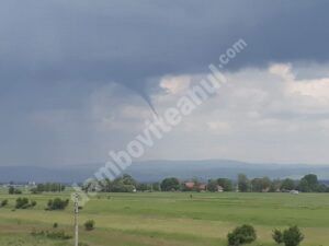 Read more about the article O tornadă s-a format, astăzi, deasupra satului dâmbovițean Gura Șuții