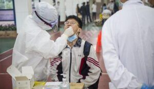 Read more about the article China se confruntă cu cel mai grav focar de Covid-19 după Wuhan