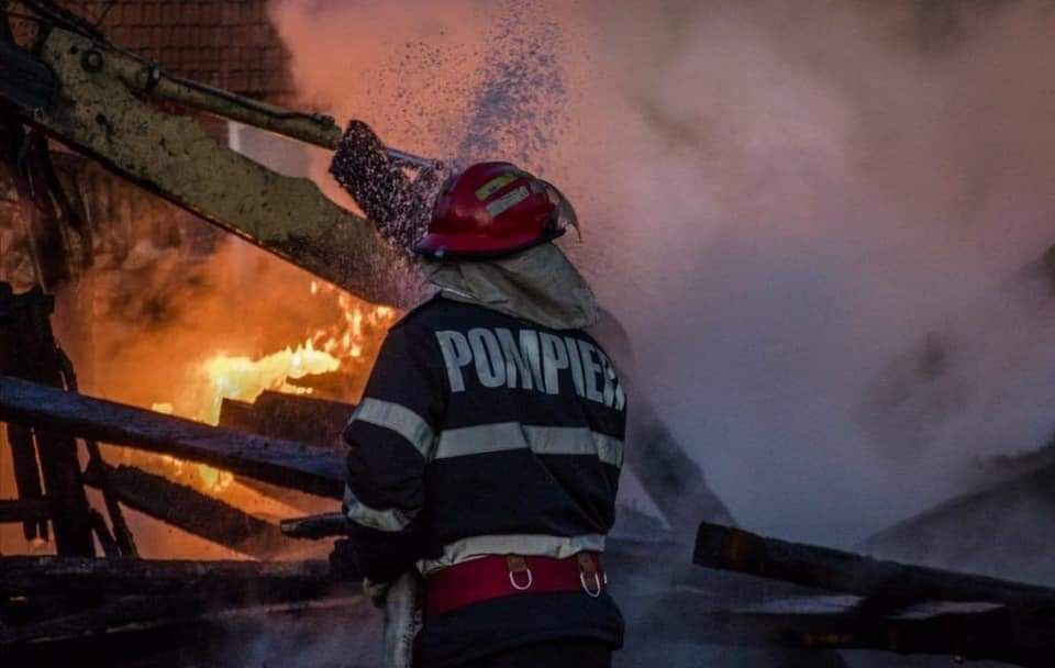 You are currently viewing Explozie urmată de incendiu cu flacără deschisă și degajări de fum la Combinatul Azomureș