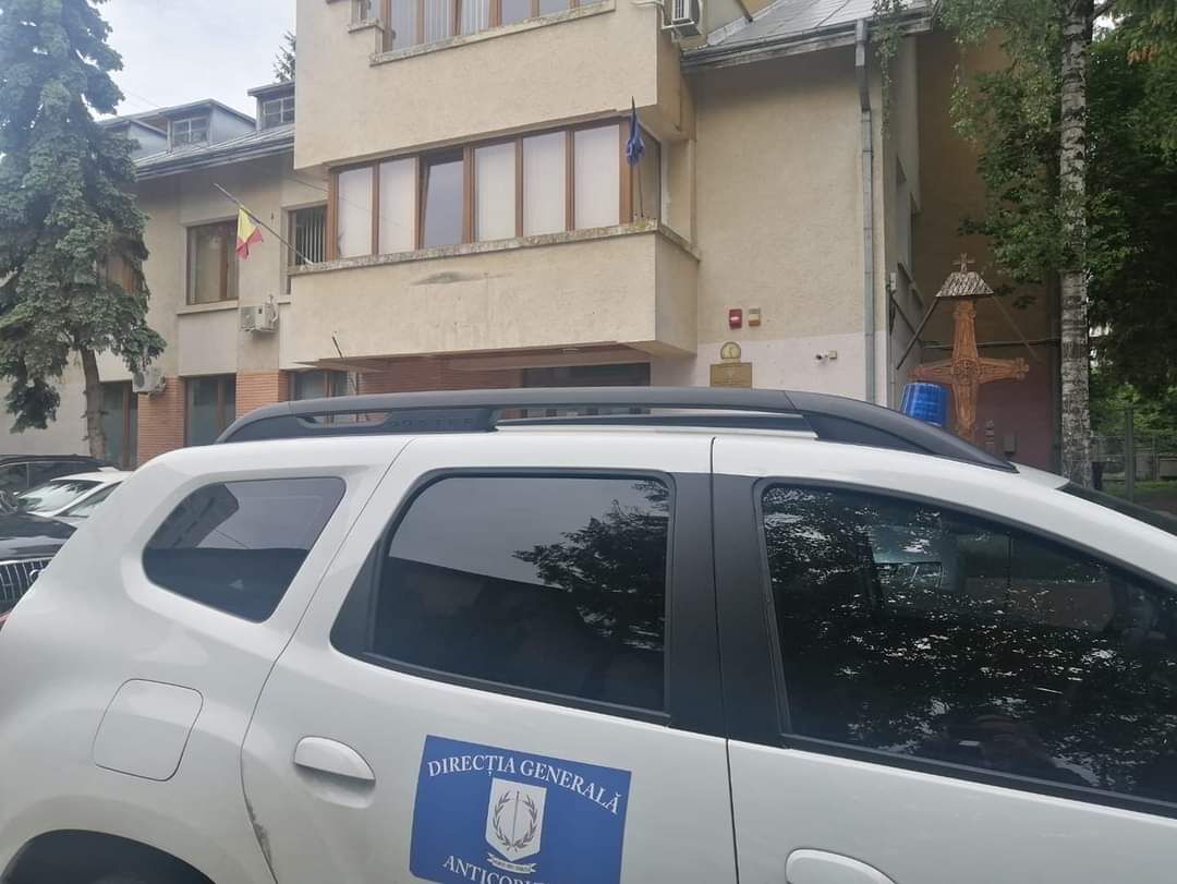 You are currently viewing Fostul șef al Serviciului permise și înmatriculări auto din Suceava a fost reținut pentru luare de mită