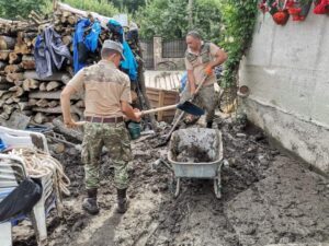 Read more about the article Continuă intervențiile militarilor în zonele afectate de inundații din județul Alba