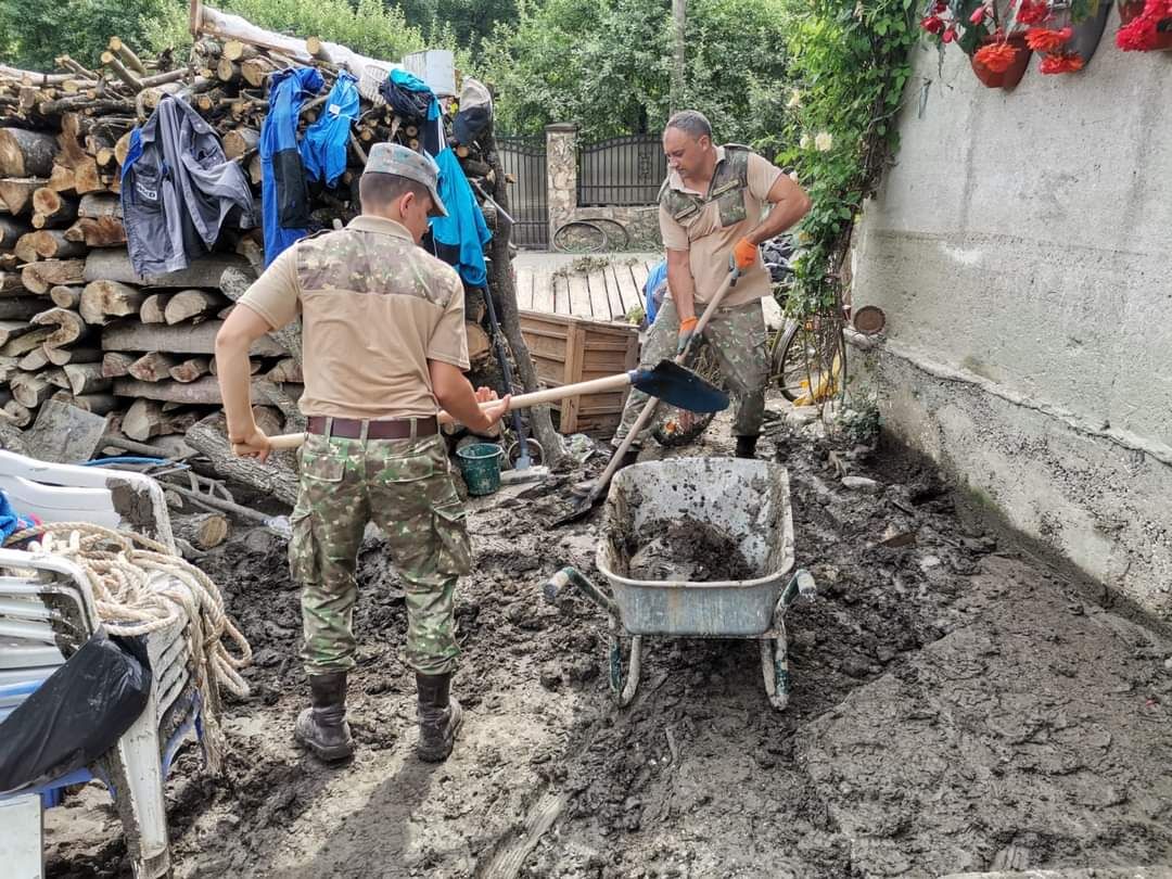 You are currently viewing Continuă intervențiile militarilor în zonele afectate de inundații din județul Alba