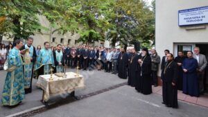 Read more about the article LA FACULTATEA DE TEOLOGIE DIN TÂRGOVIȘTE AU ÎNCEPUT ÎNSCRIERILE PENTRU ADMITERE