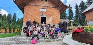 Read more about the article EXCURSIE LA MĂNĂSTIREA PEȘTERA IALOMIȚEI OFERITĂ TINERILOR DIN PARTEA BISERICII