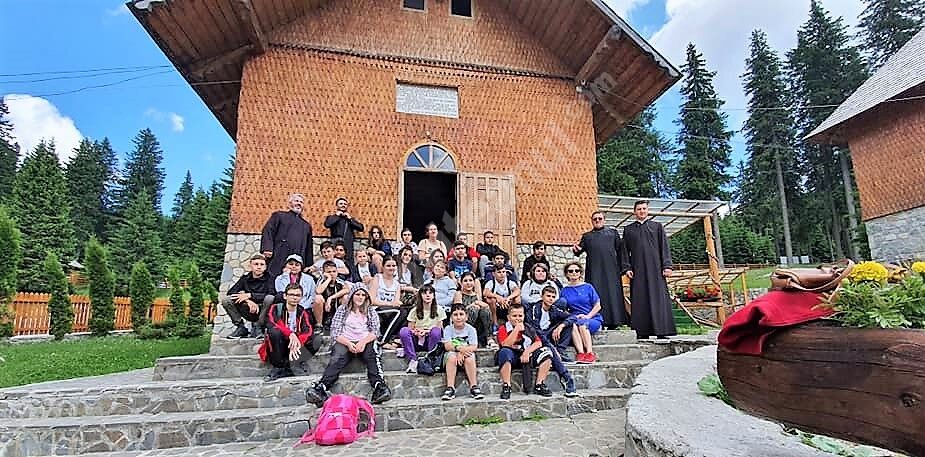 You are currently viewing EXCURSIE LA MĂNĂSTIREA PEȘTERA IALOMIȚEI OFERITĂ TINERILOR DIN PARTEA BISERICII