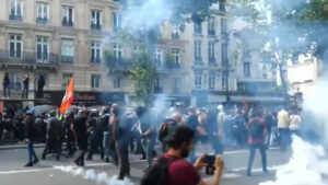 Read more about the article Proteste violente la Paris împotriva restricțiilor impuse celor care nu au pașaport Covid