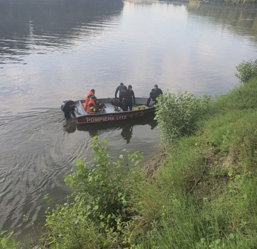 You are currently viewing Trei bărbați au plonjat cu maşina în Dunăre. Doi au murit, iar al treilea a reușit să se salveze