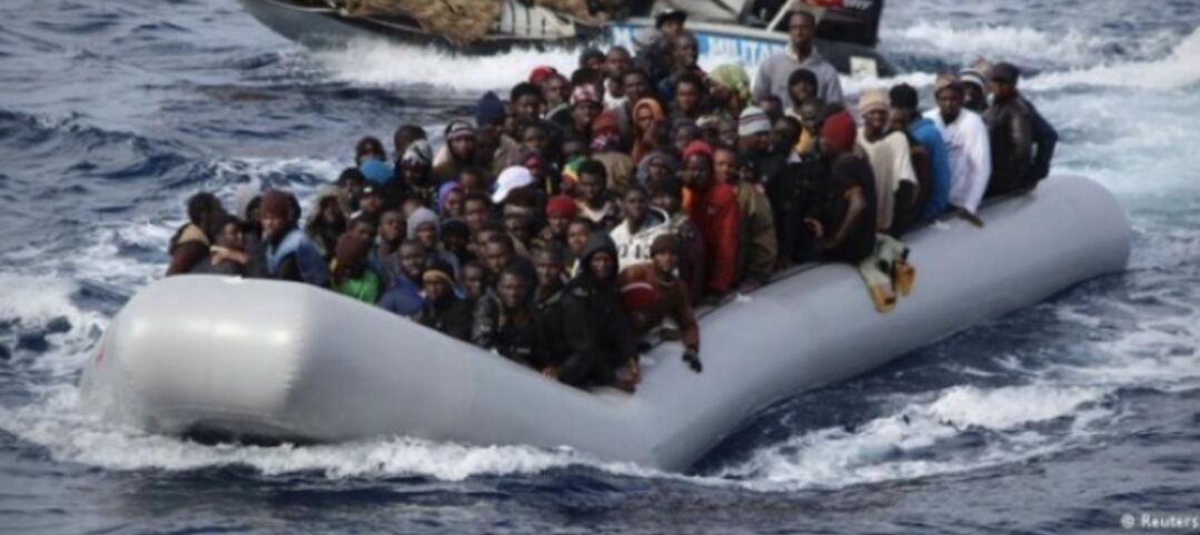 You are currently viewing Peste 40 de migranţi s-au înecat în Marea Mediterană după ce ambarcaţiunea cu care încercau să ajungă în Europa s-a scufundat