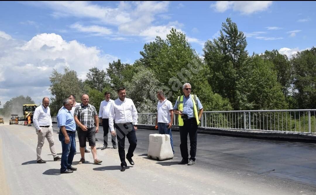 You are currently viewing Se asfaltează podul peste râul Ialomița de pe DJ 720B și tot astăzi se așterne stratul de balast în satul Nisipiuri!