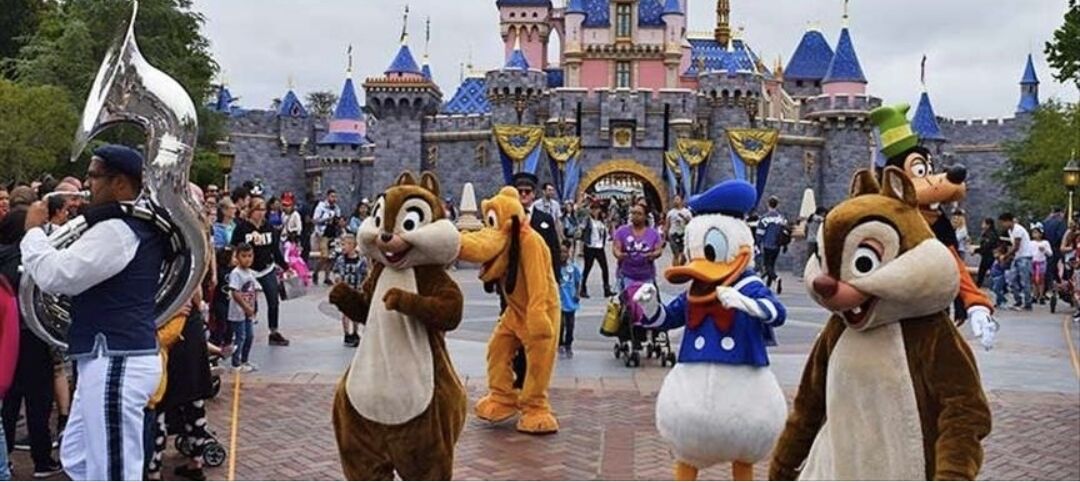 You are currently viewing Disneyland Paris și-a cerut scuze public pentru că angajații parcului nu au permis unei mame să alăpteze