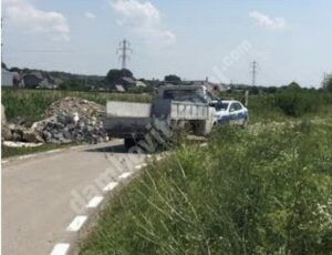 Read more about the article Bărbat surprins în timp ce arunca deșeuri în apropierea căii ferate din Răzvad