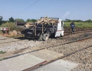 Read more about the article DÂMBOVIȚA: O camionetă a fost lovită de un tren, la Pătroaia!