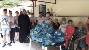 Read more about the article TINERII DE LA PAROHIA RĂCARI II ALĂTURI DE BENEFICIARII UNEI INSTITUȚII SOCIALE DIN JUDEȚUL DÂMBOVIȚA