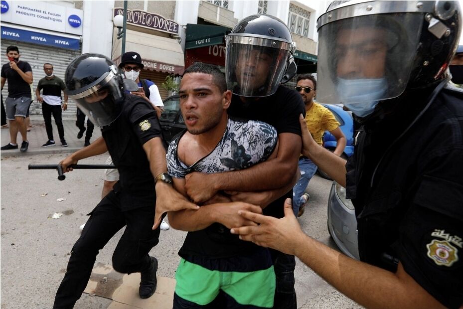 You are currently viewing Tensiuni în Tunisia: Președintele a suspendat parlamentul și l-a demis pe șeful guvernului