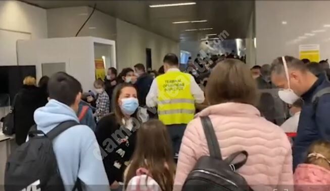 You are currently viewing Cozi, pe aeroportul Otopeni, la revenirea din vacanțe