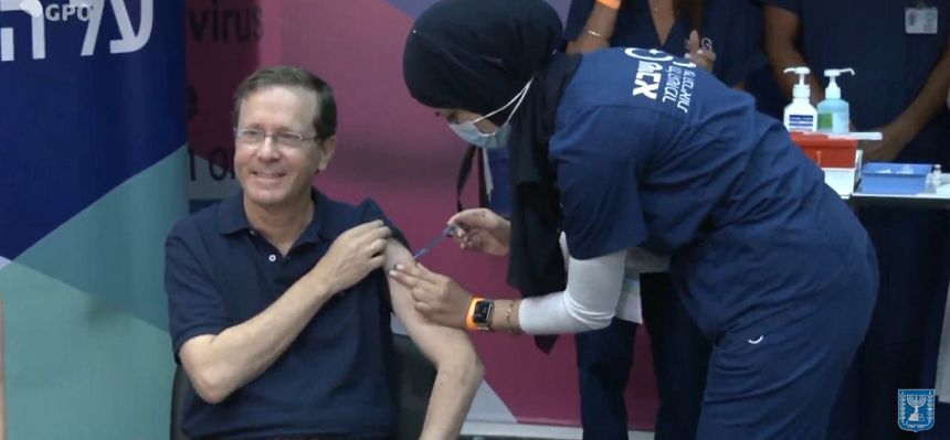 You are currently viewing Președintele Israelului s-a vaccinat cu cea de-a treia doză de vaccin împotriva COVID-19
