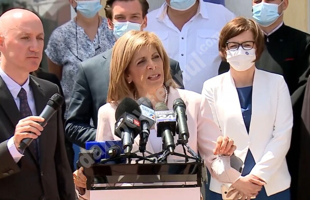 You are currently viewing Stella Kyriakides, comisarul european pentru Sănătate, prezentă în județul Dâmbovița: „Este neapărată nevoie să sporim rata de vaccinare pentru cetăţenii români”