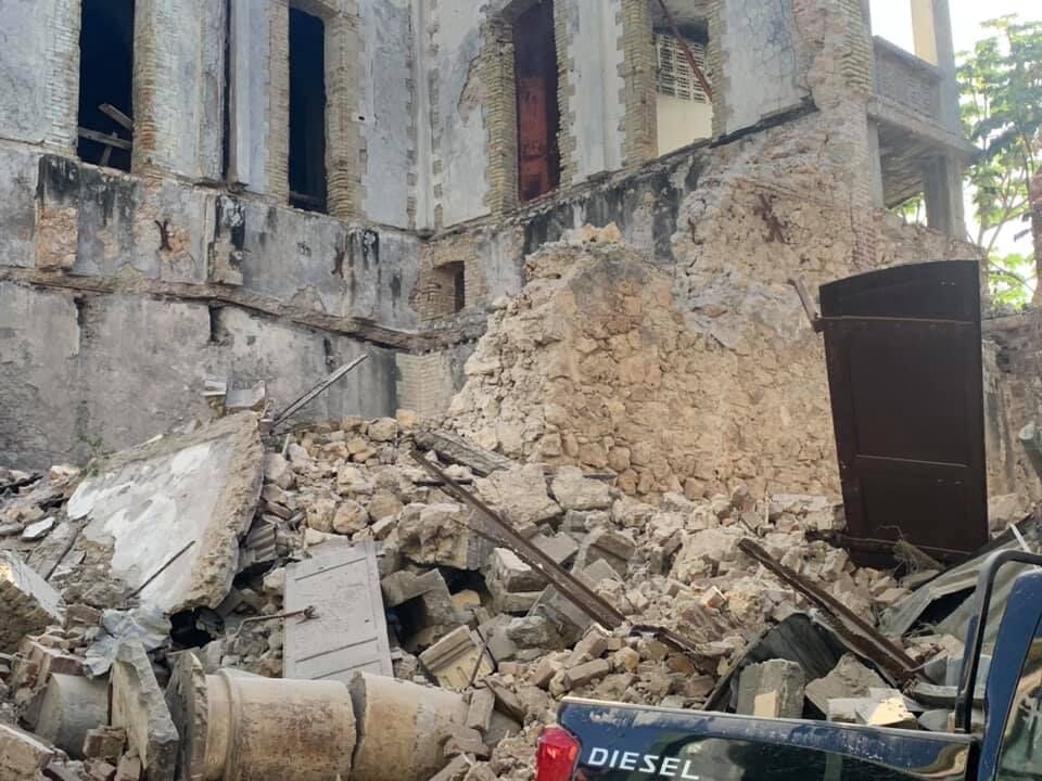 You are currently viewing Cel puţin 300 de morți și mii de răniți în urma cutremurului din Haiti