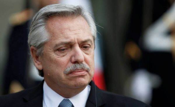 You are currently viewing Președintele Argentinei, inculpat pentru că a încălcat restricțiile și a găzduit o petrecere de ziua partenerei sale