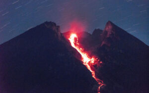 Read more about the article A erupt unul dintre cei mai activi vulcani din Indonezia, Merapi