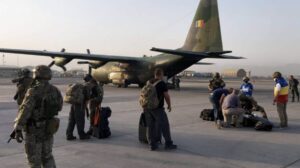 Read more about the article Încă 80 de cetățeni afgani au fost evacuați din Afganistan și vor ajunge în România