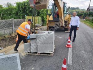 Read more about the article Pavarea șanțurilor din comunele dâmbovițene, în atenția autorităților județene