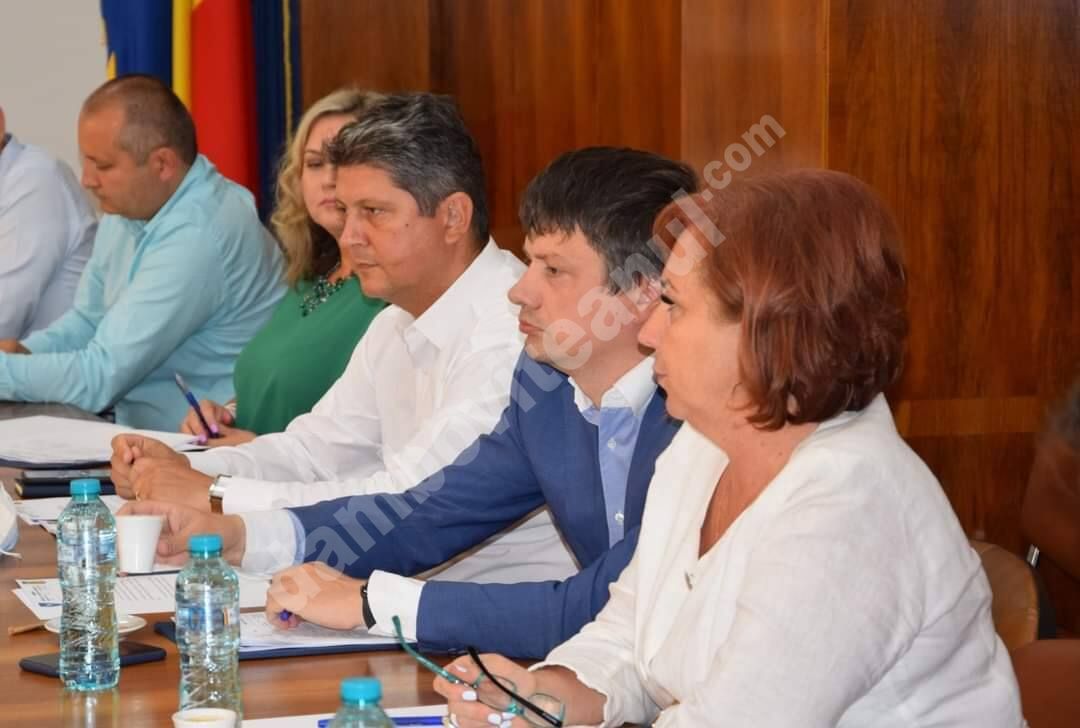 You are currently viewing Parlamentarii liberali au lipsit din nou de la întâlnirea organizată de președintele CJD cu reprezentanții dâmbovițenilor în Parlament