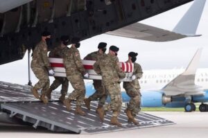 Read more about the article Trupurile militarilor americani uciși în atacul de la Kabul au fost aduse acasă
