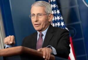 Read more about the article Doctorul Anthony Fauci consideră că a treia doză a vaccinului anti-COVID-19 s-ar putea să nu aibă efectul dorit