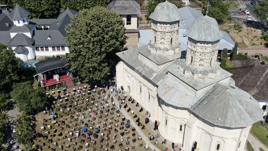You are currently viewing SLUJBA DIN 11 AUGUST 2021 LA SĂRBĂTOAREA SFÂNTULUI IERARH NIFON VA FI TRANSMISĂ LIVE PE PAGINA DE FACEBOOK A ARHIEPISCOPIEI TÂRGOVIȘTEI