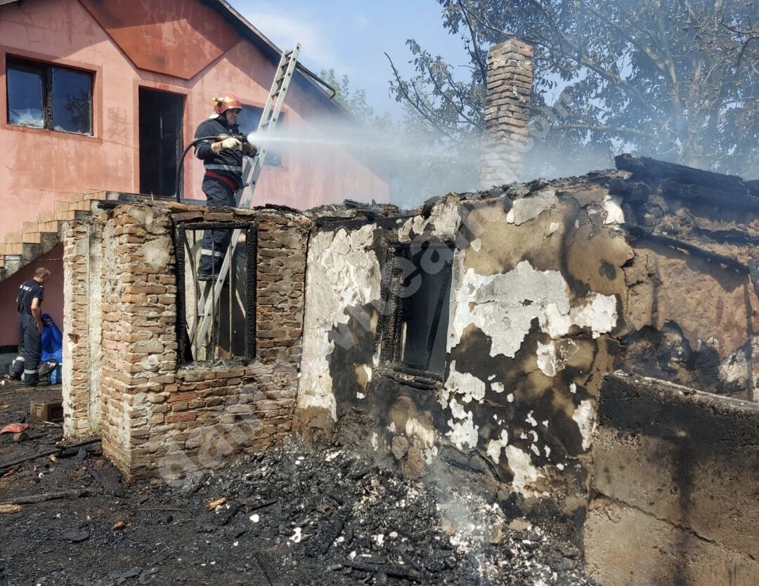 You are currently viewing Casă mistuită de flăcări, în localitatea dâmbovițeană Vișina