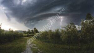Read more about the article Alertă meteorologică de tip NOWCASTING! Vijelii, grindină și descărcări electrice, în Dâmbovița! Vezi detalii!