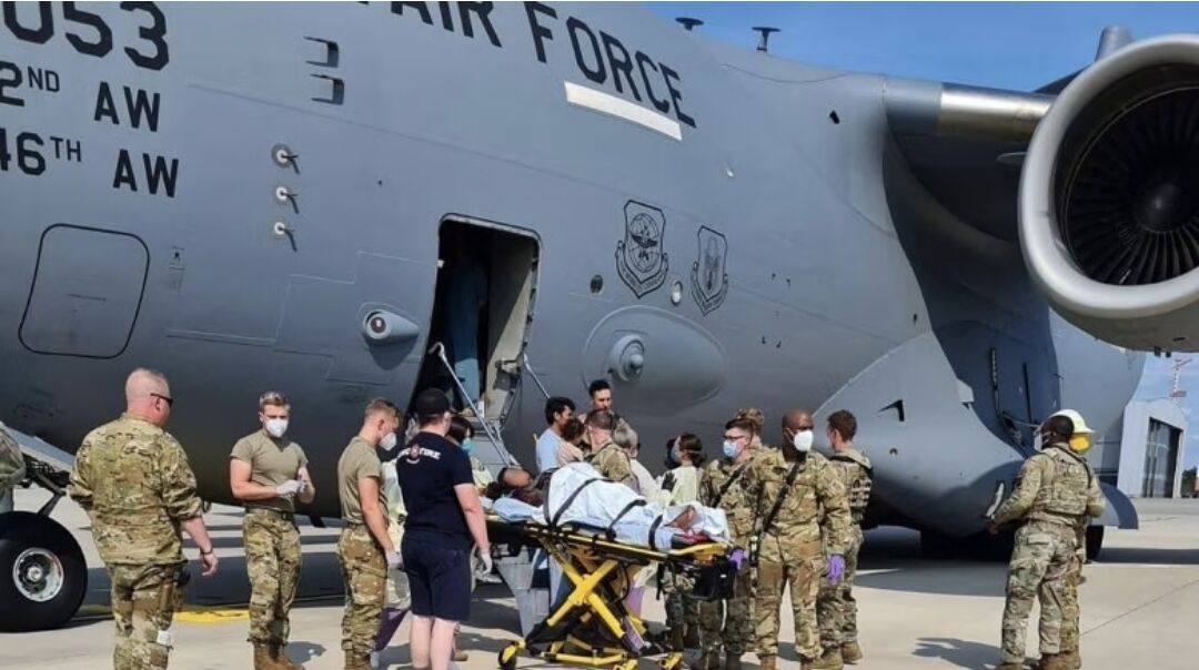You are currently viewing O tânără afgană a născut la bordul aeronavei SUA care o evacua din Afganistan